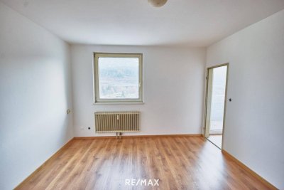 Renovierungsbedürftige Garconniere mit Autoabstellplatz