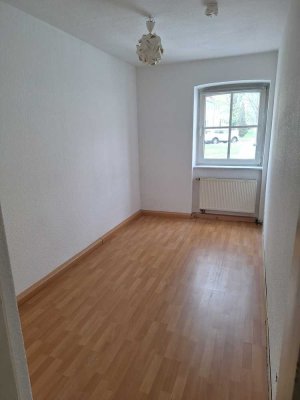 Ansprechende 2-Zimmer-Wohnung und Tageslicht Bad in Bad Lauchstädt.