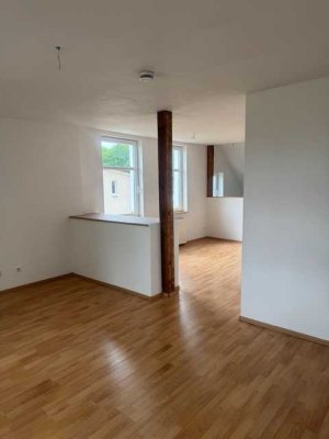 Großzügige Wohnung im DG sofort zu vermieten