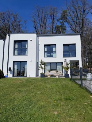 Neuwertige 5-Zimmer-Doppelhaushälfte mit gehobener Innenausstattung und Einbauküche in Windorf