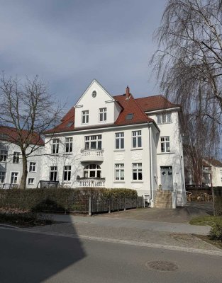 Lichtdurchflutete Maisonette-Wohnung im stilvollen Altbau