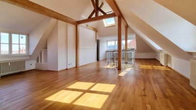 Frisch renovierte DG Wohnung über zwei Ebenen mit Wohnküche, Kamin und Balkon!