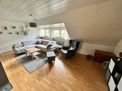 SCHÖNES WOHNEN: Großzügige, helle 3,5-Zi.-DG-Wohnung in bevorzugter Wohnlage ~ TL-Bad ~ Pkw-Stpl.