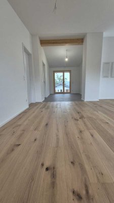 Neubau-Erstbezug: Luxuriöses Penthouse mit atemberaubenden Gauben & Balkon & traumhaftem Kaiserblick