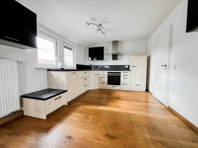 Charmante, hochwertig sanierte Wohnung mit Balkon in ruhiger Lage von Leuzendorf