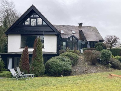 In einer grünen Oase! Großes Einfamilienhaus mit zwei Einliegerwohnungen