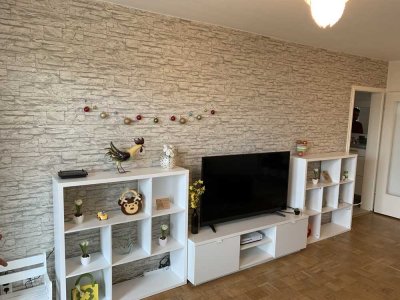 Exklusive, vollständig renovierte 2-Zimmer-Wohnung mit Balkon und Einbauküche in Eschborn