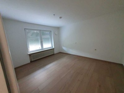 Stilvolle, modernisierte 4,5-Raum-EG-Wohnung in Zweifamilienhaus mit EBK, Terrasse und Garten
