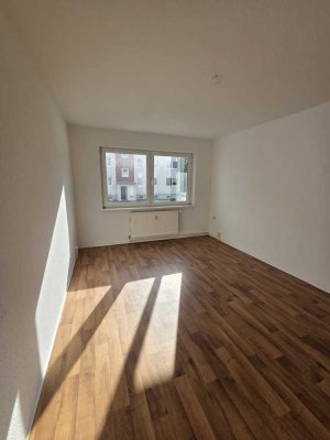 helle 3-Raum-Wohnung, Duschbad mit Fenster, Balkon und Keller