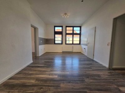 Krefeld, zentral gelegen: Altbauwohnung mit großer Wohnküche als Mittelpunkt,  3 Zimmer, im 2. OG !