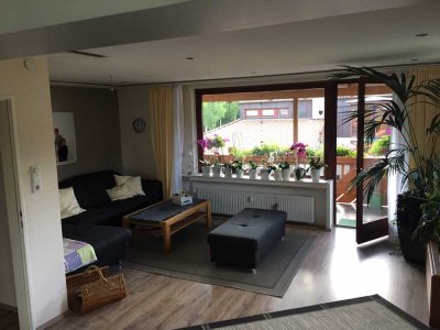 Helle geräumige Wohnung mit Garten. Balkon und Garage