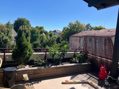Sonnige 3-Zimmer-Terrassenwohnung im 2.OG in zentraler Lage & großer überdachter Terrasse