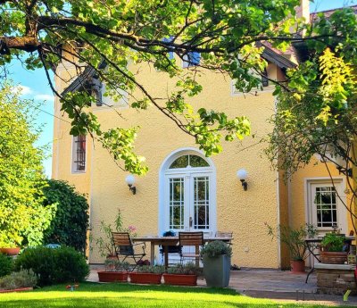 Elegante Villa in Best-Lage von Baden: Modernisiert, Garten &amp; Terrasse