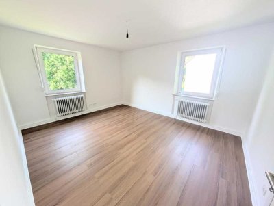 **Was will man mehr? +frisch gestrichen +neuer Laminat +neues Tageslichbad +eigener Garten**