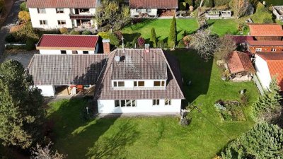 Altes Haus mit großem Garten