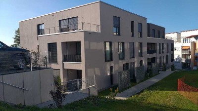Schöne und neuwertige 3-Zimmer-Hochparterre-Wohnung mit Balkon und EBK in Laichingen
