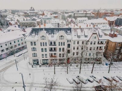 LUXURIÖS SANIERTE ALTBAUETAGE MIT BALKON IM INNEREN ÖSTLICHEN RING