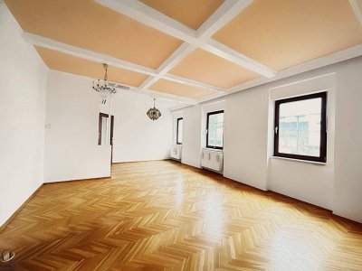 Einmalige Chance mitten im Geschehen! Sonnendurchflutete Charakterwohnung mit viel Charme.