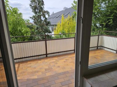 Drei Zimmer, ein Balkon – und der Alltag bleibt draußen!
