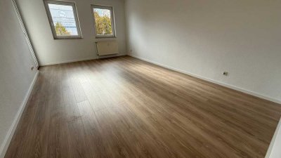 4. OG mit Lift - Süd-Balkon - NEUES Laminat - Lift + TG-Stellplatz