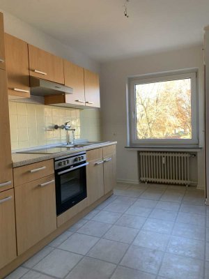 Schöne, helle und renovierte 2-Zi Wohnung mit Einbauküche in einer zentralen und ruhigen Lage