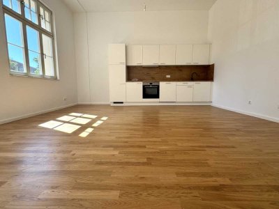 Wohnen mit Stil: Geräumige 2-Zimmer-Wohnung nahe Altstadt mit EBK, Balkon, Dusche und Wanne