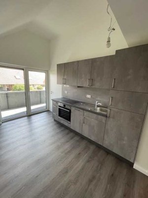 Erstbezug nach Sanierung mit Balkon: Ansprechende 2-Zimmer-Dachgeschosswohnung
