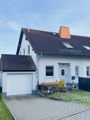 SCHÖNE DOPPELHAUSHÄLFTE IN GEWACHSENER SIEDLUNG