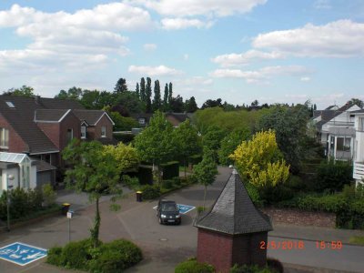 Sehr helle 3-Zi.-Whg., 2. OG./DG., 2 Balkone, K.D.B., G-WC, ca. 72 m², € 865,--