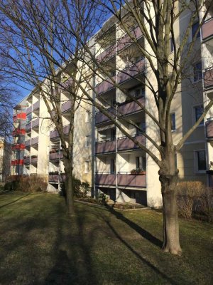 Für 3 Personen jobcentergeeignet! betonnackte Wände haben einen Sauberkeitsanstrich