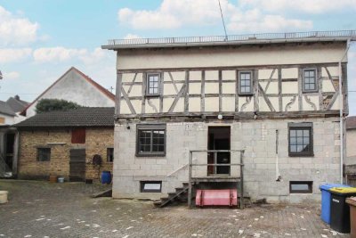 Geschichte neu beleben – Denkmalgeschütztes Anwesen mit Scheunen und großem Garten in Hohenstein