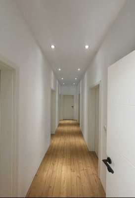 PROJEKT/ERSTBEZUG Frisch sanierte 4 Zimmer Altbauwohnung Zentral
