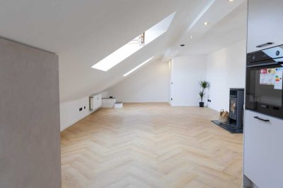 Hochwertig sanierte Dachgeschosswohnung mit Kamin