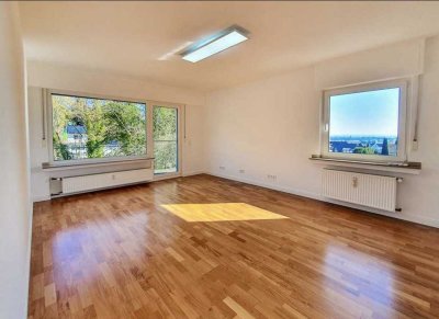 Helle Wohnung mit drei Zimmern sowie Balkon und Einbauküche in Bornheim-Merten