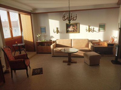 Bezugsfertige, voll möblierte loftartige Wohnung (ca. 73 m²) mit vollverglaster Loggia im 2. Stock mit Fernblick nach Süden und Westen. Provisionsfrei