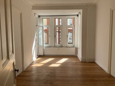 4,5 Zimmer Altbauwohnung im 1. OG , 2 Balkone Toosbüy str