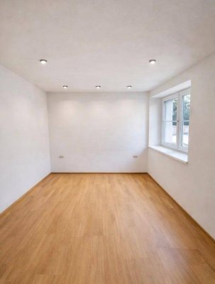 Ab Anfang Mai! - Frisch sanierte 2-Zimmer-Wohnung mit Balkon &amp; Parkplatz in Imst