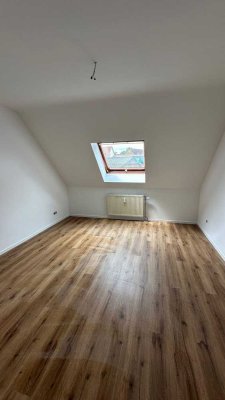 Erstbezug nach Kernsanierung: 4ZKB Dachgeschosswohnung mit gehobener Innenausstattung und Stellplatz