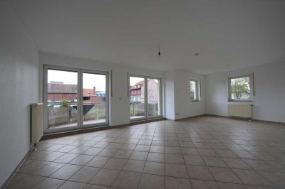 Rheinberg-Zentrum: Hochwertige Wohnung im 1. Obergeschoss mit 3 Balkonen u. TG-Stellplatz