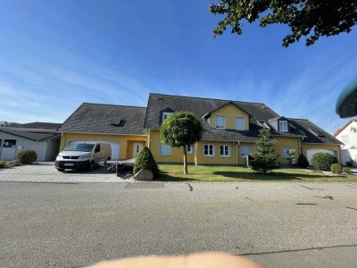 Geräumige DHH mit großen Garten am Rande von Regenstauf (linke Haushälfte, für max 4-5 Personen)
