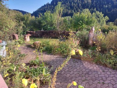 Großzügige Wohnung mit großem Freisitz und Gartenanteil