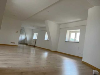 Neuwertige DG-Wohnung mit zweieinhalb Zimmern und Einbauküche in Meiningen