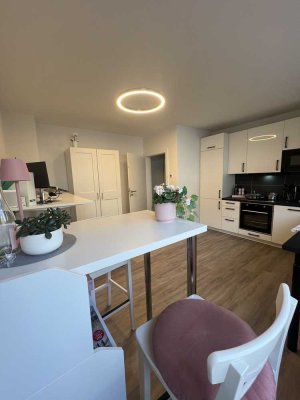 Attraktive, zentrale 2,5-Zimmer-Wohnung mit EBK und Solaranlage