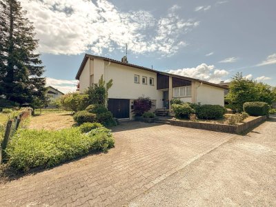 Großes Grundstück mit älterem Einfamilienhaus in Ruhelage