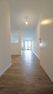 Modernisierte Traumwohnung mit Balkon und offener Raumgestaltung.