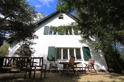 CHARMANTES HAUS MIT GROSSEM GRUNDSTÜCK IN RUHIGER LAGE NAHE KLEINER WANNSEE!