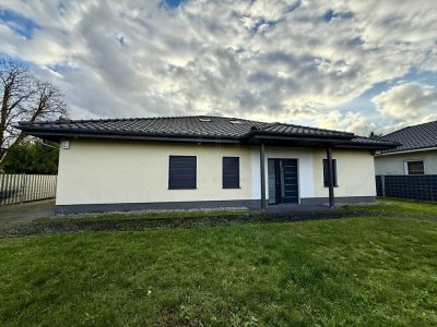 Erstbezug: Einfamilienhaus mit moderner Garage