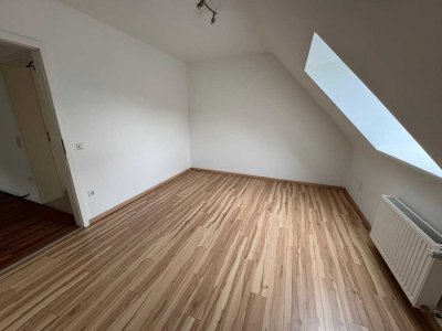Moderne 5-Zimmer-Dachgeschosswohnung über zwei Etagen mit Balkon und optionalem Garten mit Pool