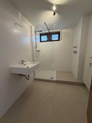 helle 2 Zimmer ETW mit neuem Bad, Loggia und Balkon sowie Stellplatz!!!