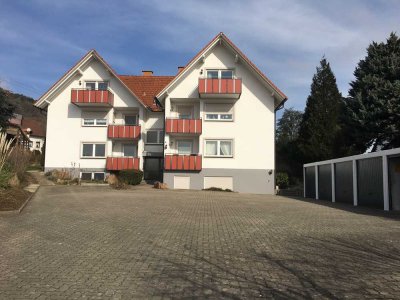 Schöne drei Zimmer EG-Wohnung mit Balkon und herrlichem Ausblick in ruhiger Lage